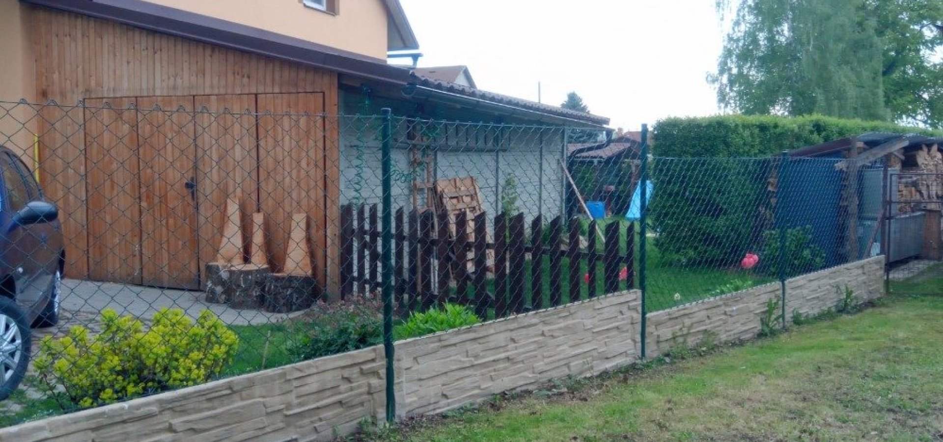 Betonové ploty si získávají stále větší oblibu, a to nejen v souvislosti s ohraničením pozemku