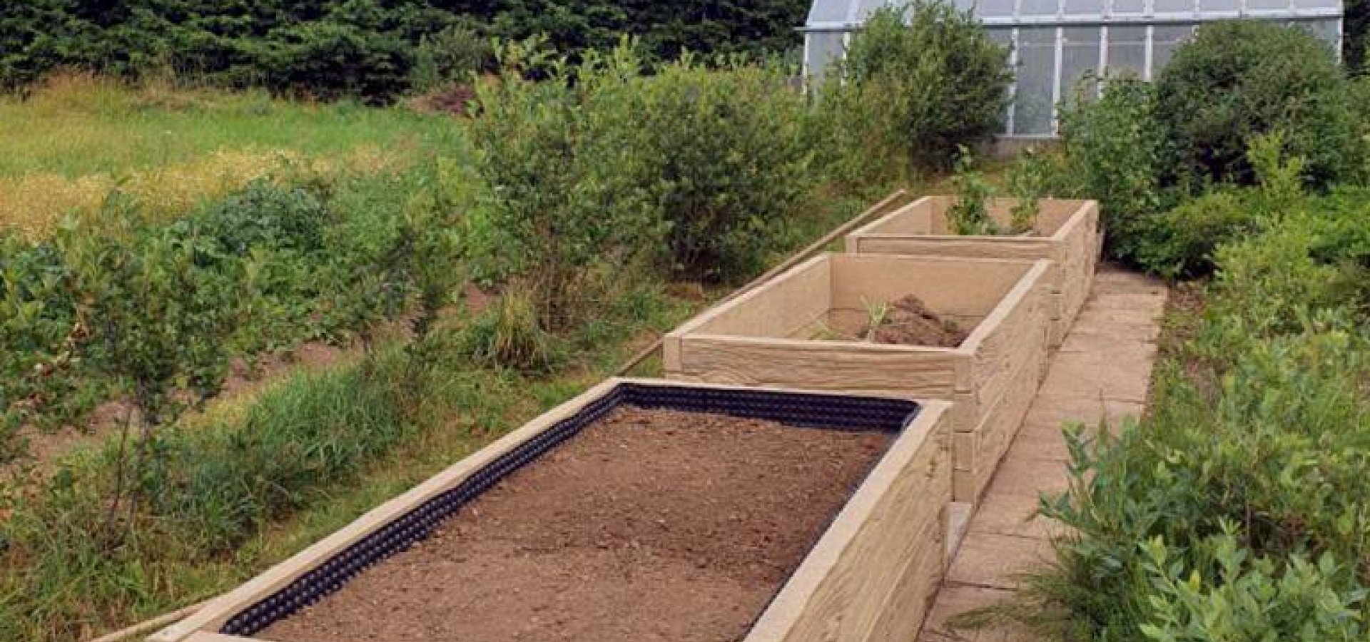 Vyvýšený záhon z betonových komponent vám usnadní pěstování bylinek, zeleniny i okrasných květin