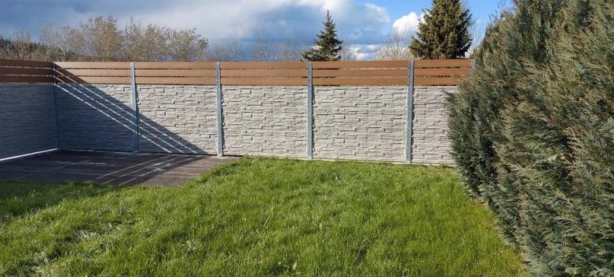 Betonový plot - štípaný kámen v kombinaci se dřevem
