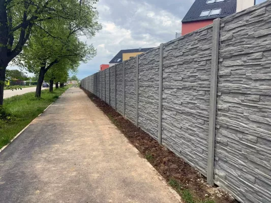 Betonový plot - štípaný kámen