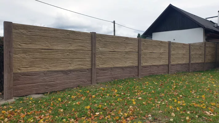 Betonový plot - dřevo - hnědá a pískovec