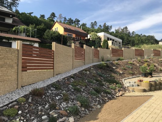 Betonový plot ve svahu (foto kulkabex.cz)