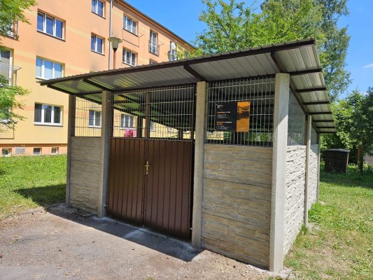 Přístřešek na popelnice z betonových desek